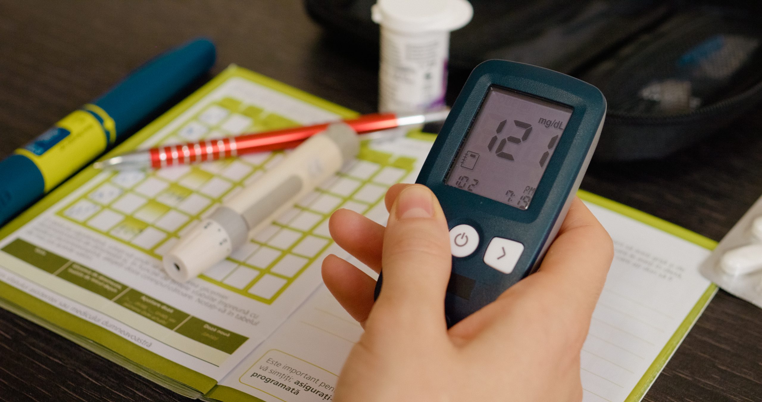 Monitoring blood sugar history in a glucometer diary for diabetes management